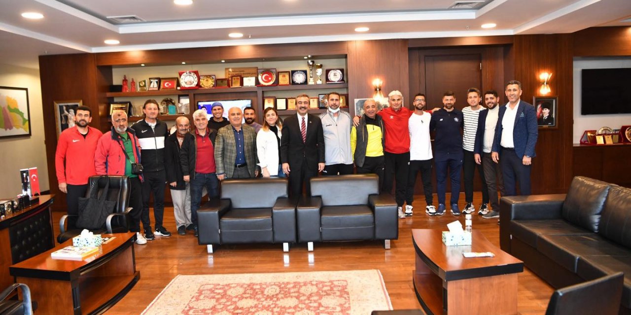 Çukurova Belediyesi, depremin olumsuz etkilerini ortadan kaldırmak için çocuklara yönelik futbol turnuvası düzenliyor.