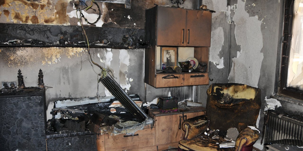 Yangında mahsur kalan kadın, itfaiye merdiveniyle kurtarıldı