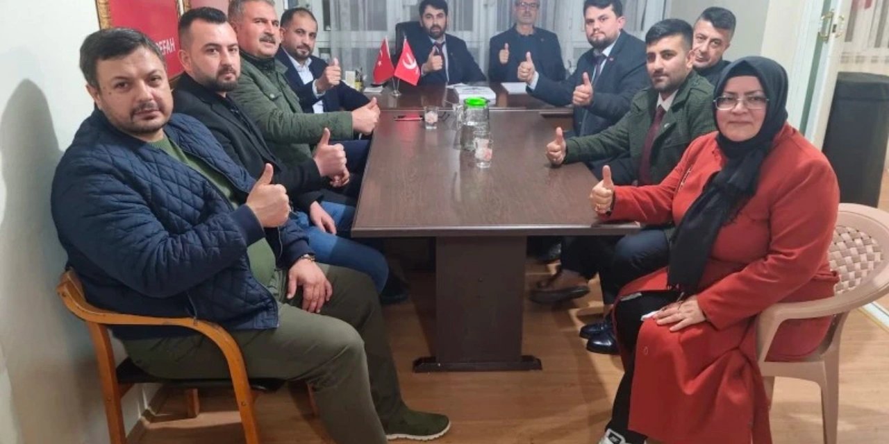 Yeniden Refah Partisi'nde 'kadın ve erkek yan yana oturamaz' kavgası: "Kurtardık mı İslamiyet’i?"