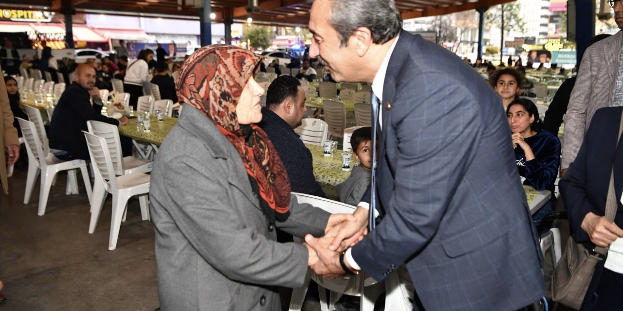 Soner Çetin iftarını Toros Mahallesi’nde açtı