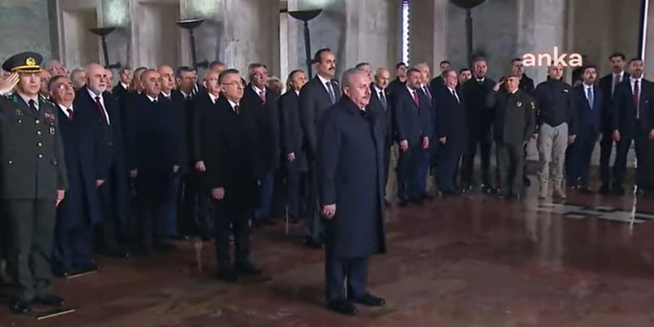 Devlet erkanı Anıtkabir'de Ata'nın huzuruna çıktı