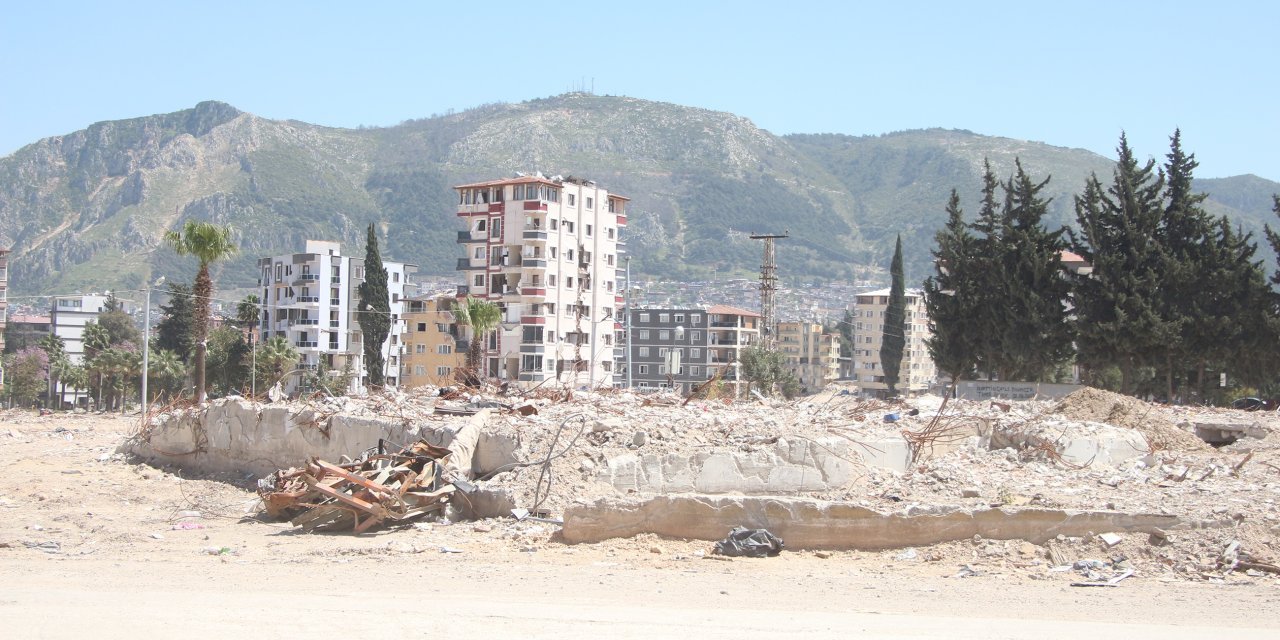 370 kişinin öldüğü 6 bloğun müteahhidi ortada yok: 'Maddi gücüne güvenerek bir şekilde saklanıyor'