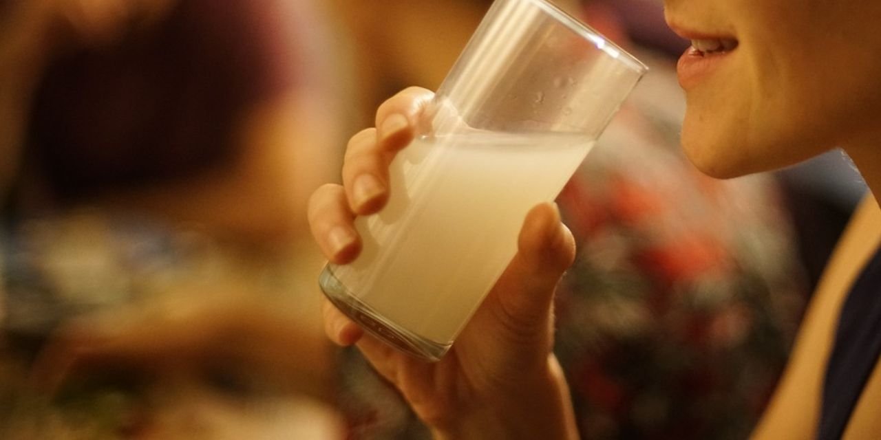 Şahan Gökbakar'dan Yeni Rakı'nın reklam filmine tepki: 'Akp gittiği gün' diye yapaydınız kampanyanızı?! Yemedi mi?