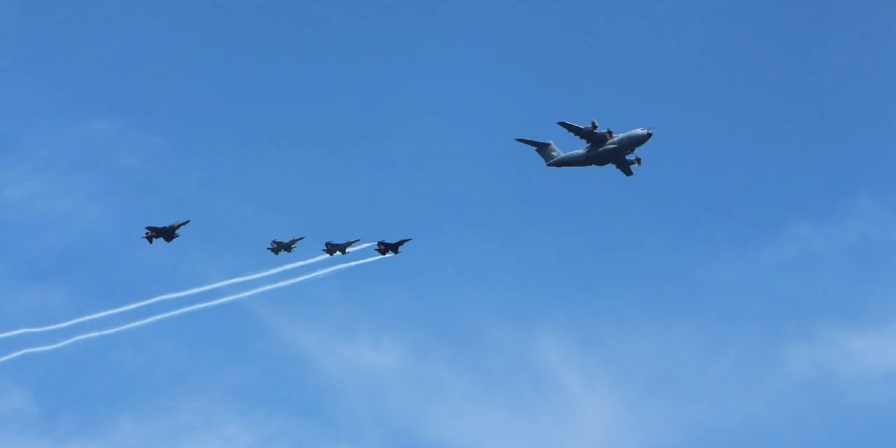 Türk Hava Kuvvetleri Uçaklarından İstanbul Boğazı'nda 'Selamlama' Uçuşu