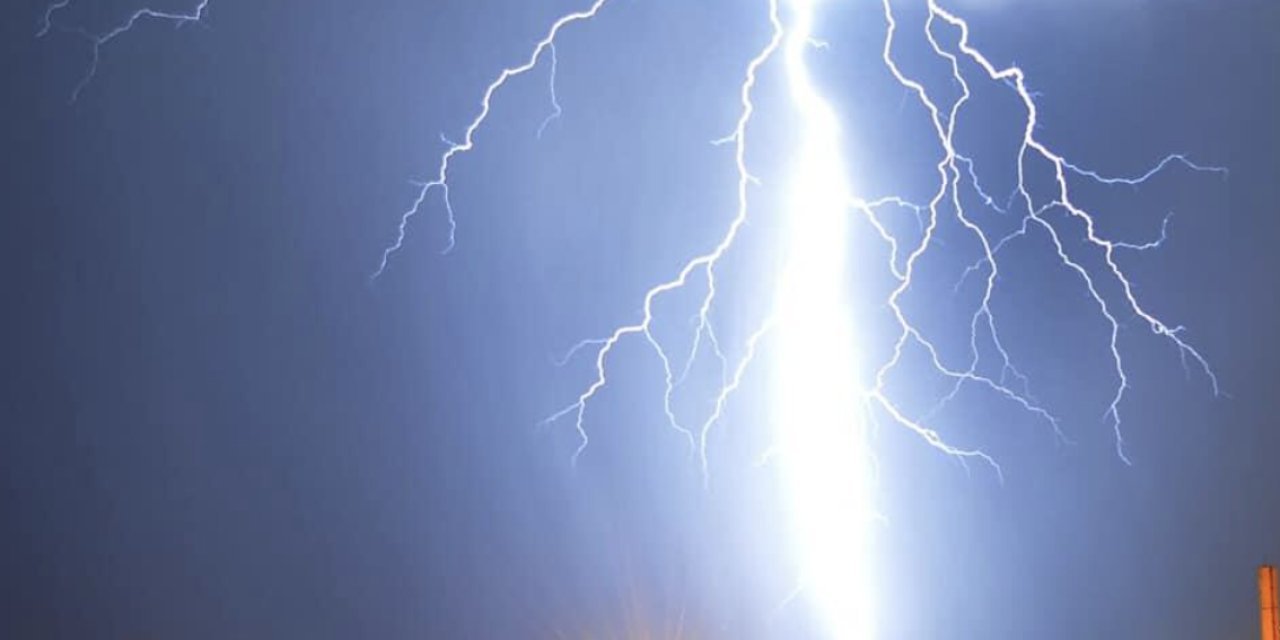 Meteoroloji yanıtladı: Yıldırımdan nasıl korunmalı?