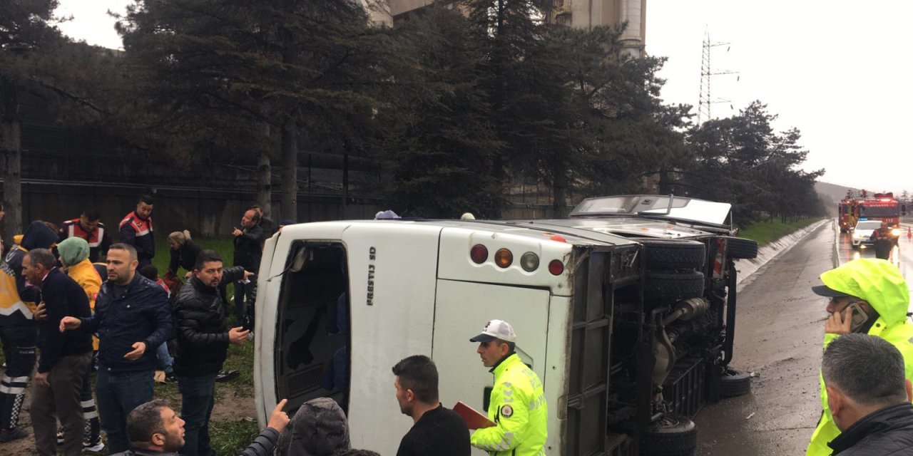 Isparta'da servis midibüsü devrildi; 17 yaralı