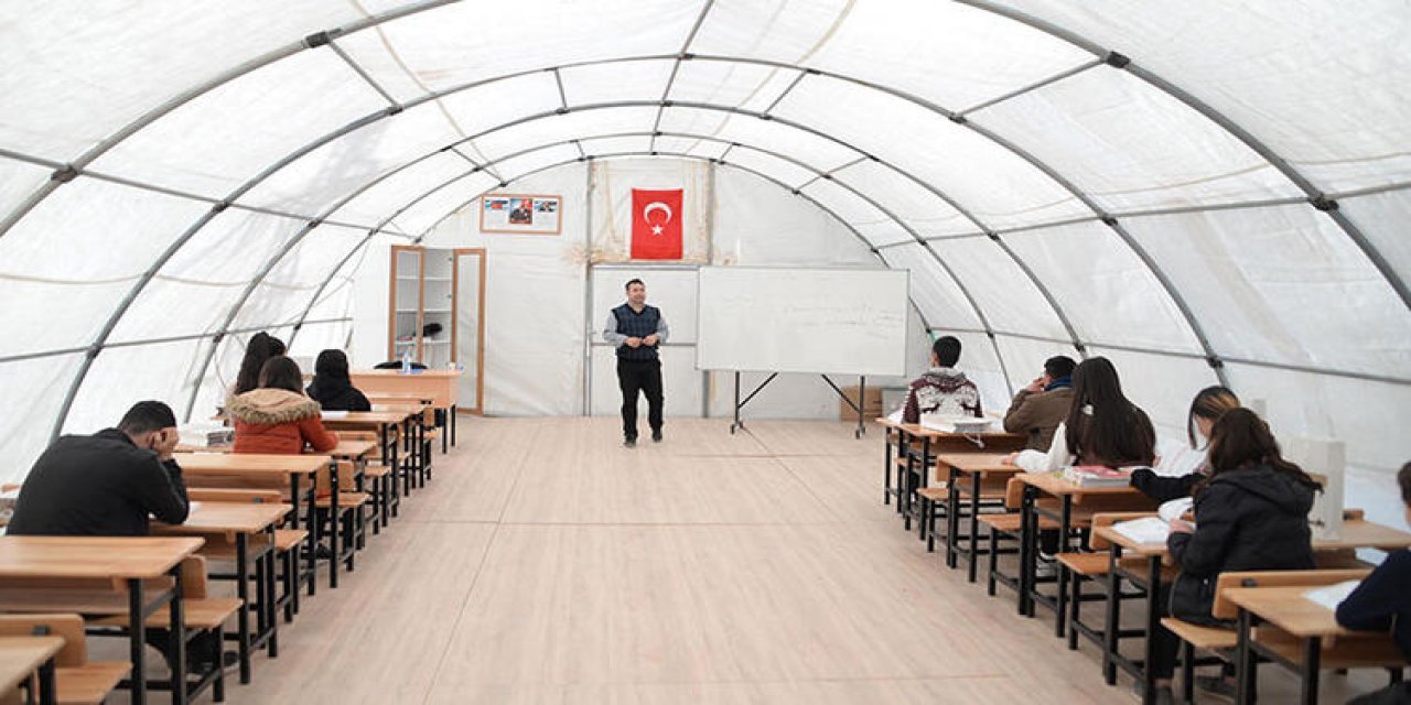 Milli Eğitim Bakanı Özer: Depremden bölgesinde sınıfta kalma yok