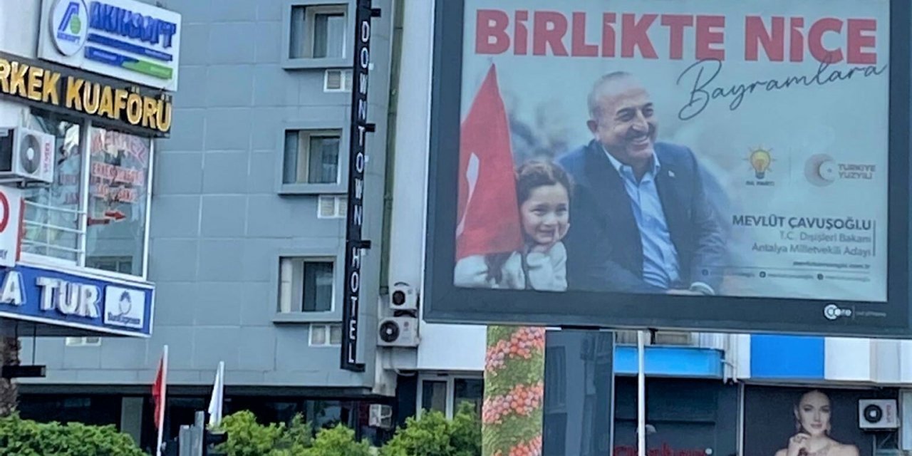 CHP itiraz etti, Seçim Kurulu kabul etti: Çavuşoğlu'nun seçim afişleri kaldırılacak
