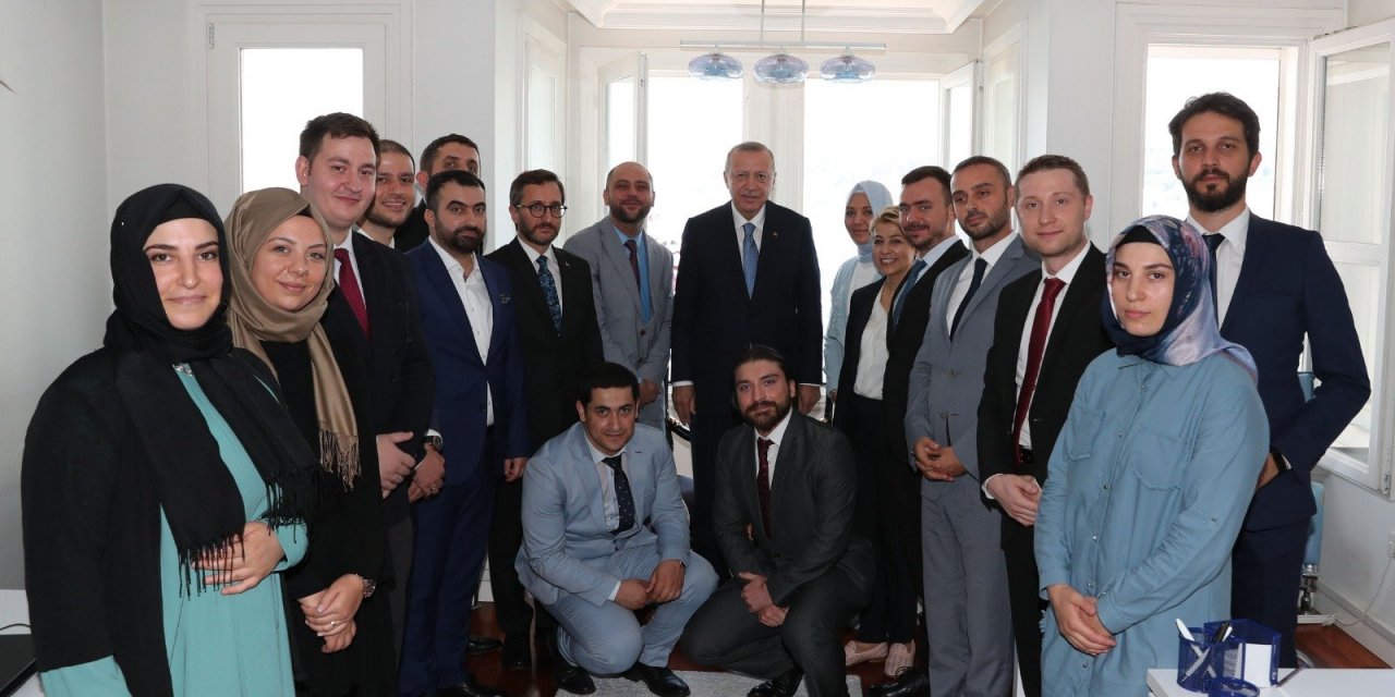 'Pelikanlar' olarak bilinen, Boğaziçi Küresel İlişkiler Derneği’ne  ‘kamu yararına dernek’ statüsü verildi. Pelikanlar böylece birçok vergiden muaf oldu.