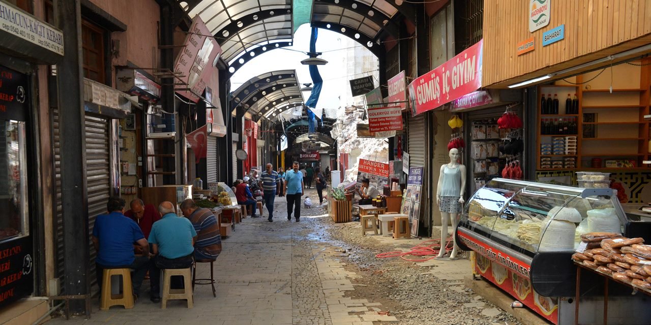 Hatay'daki Uzun Çarşı'da depremin izleri siliniyor: Esnaf dönmeye başladı