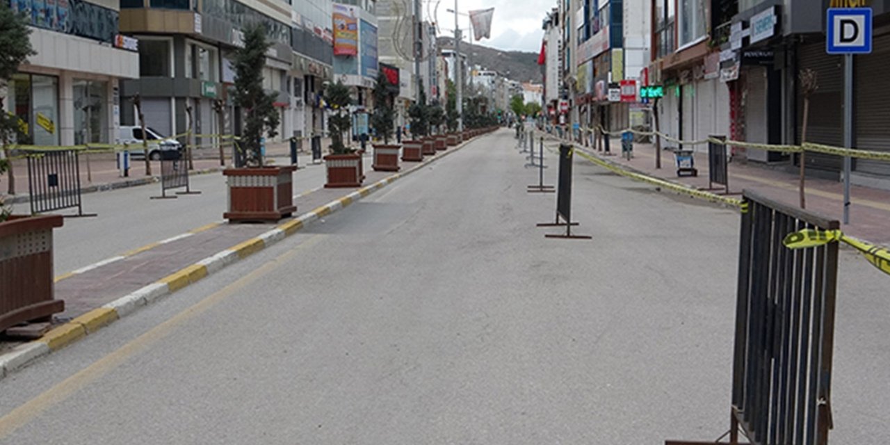 Cumartesi saat 20.00 de başlayan sokağa çıkma yasağı Pazar saat 10.000 da sona erecek; işte ayrıntılar  restoran, kafe