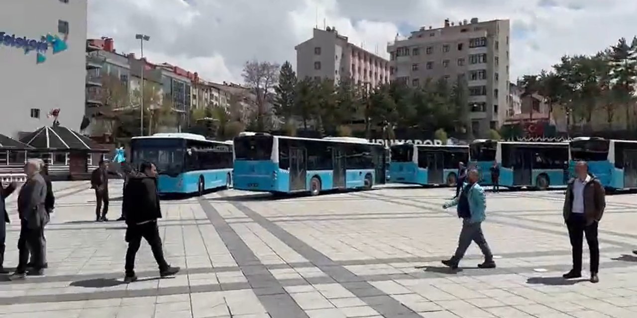 Erzurum Büyükşehir Belediyesi'nin Ekrem İmamoğlu Korkusu: Miting alanını otobüslerle doldurdular