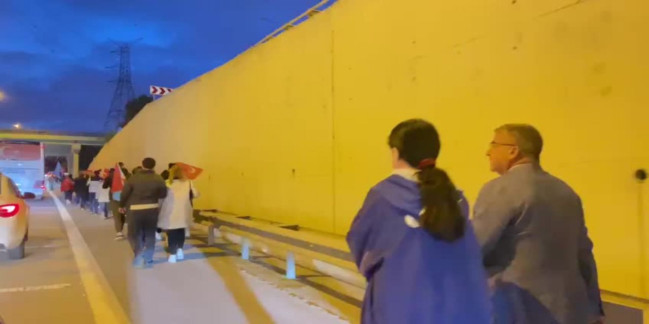 İstanbullular, saldırıya uğrayan İmamoğlu'nu karşılamak için Sabiha Gökçen'de