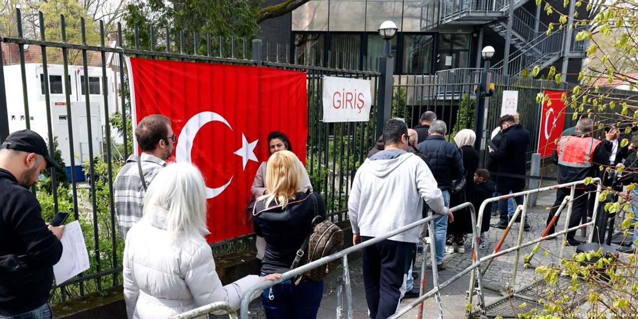 Yurt dışında 1,6 milyon seçmen oy kullandı