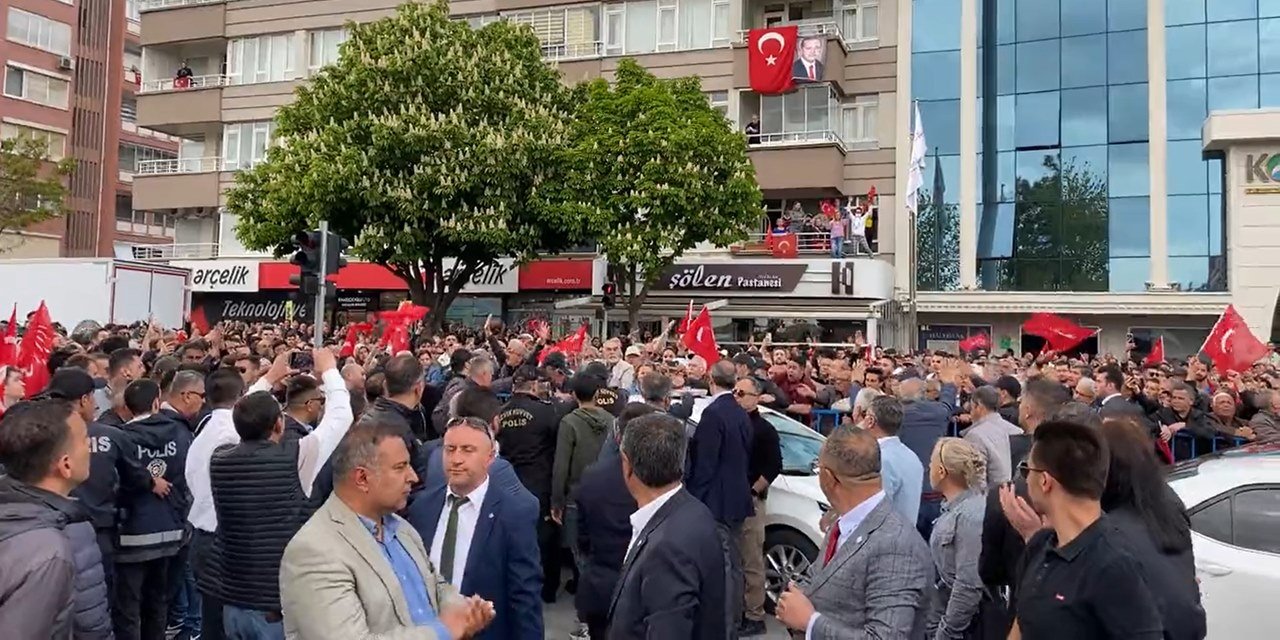 İmamoğlu'nun Konya'daki mitingde 'provokasyon yapan kişi' alandan uzaklaştırıldı