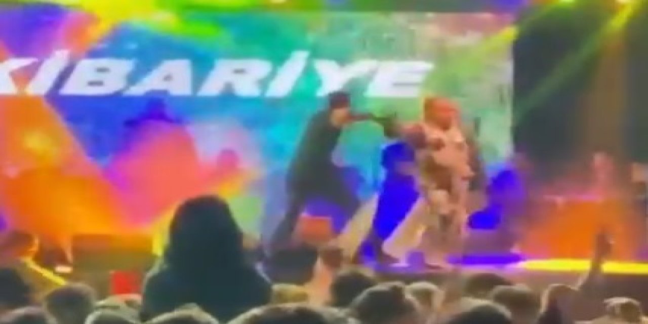 AKP'nin konserinde Kibariye sahneden düştü, hastenelik oldu