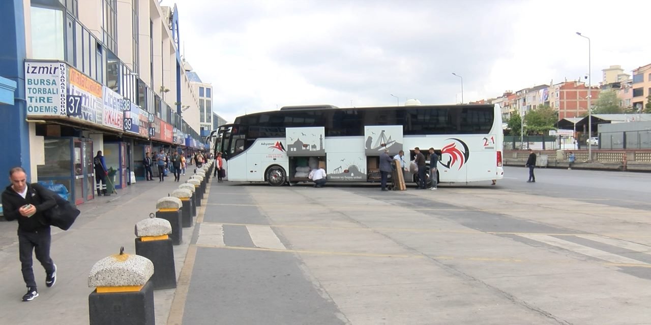 İstanbul'daki otogarda seçim hareketliliği: Deprem bölgesine gidecekler