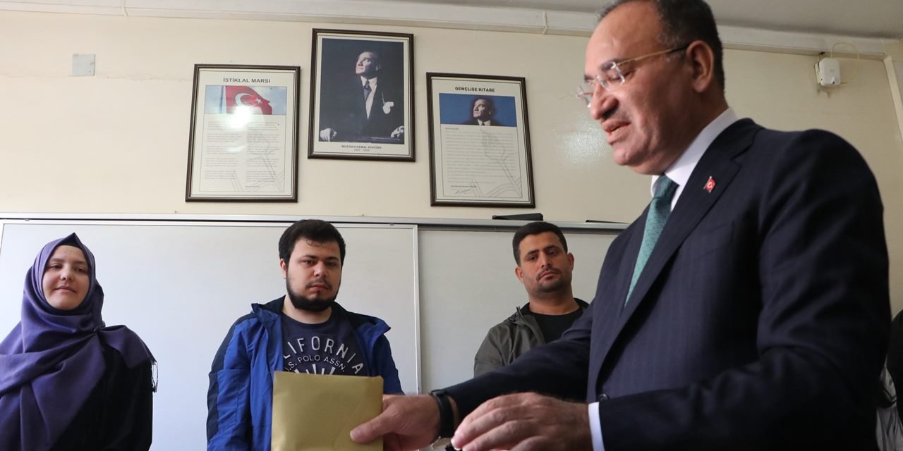 Bakan Bozdağ, Şanlıurfa'da oyunu kullandı: Milletin iradesi sandığa yansıyacaktır