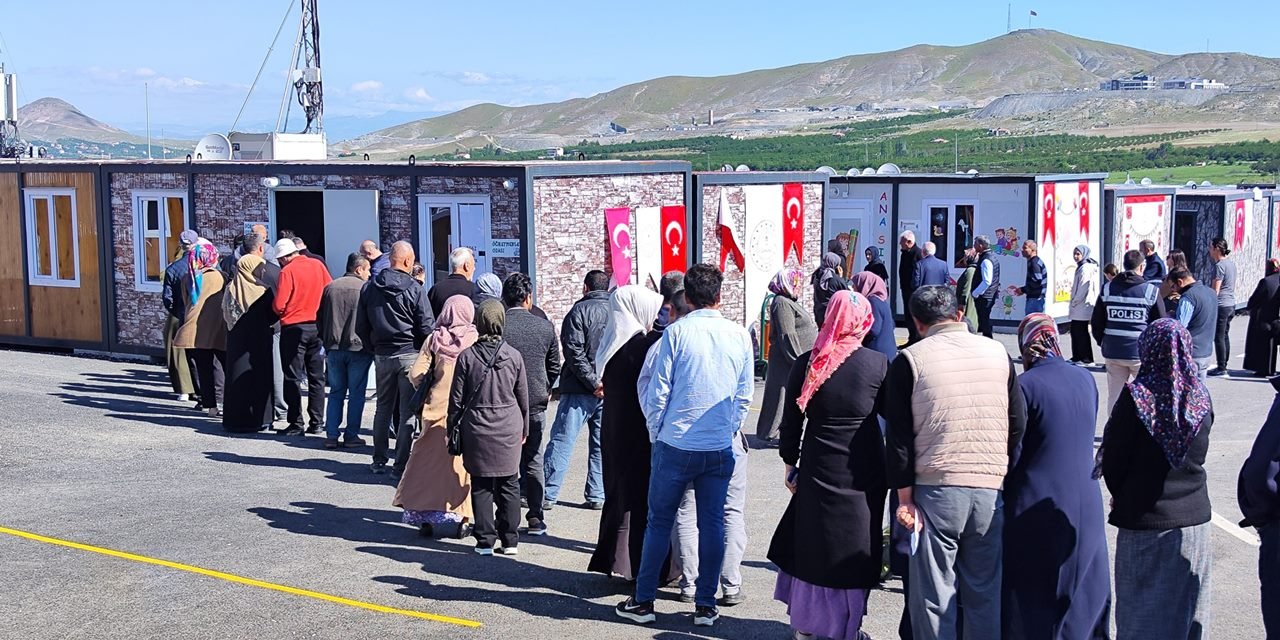 Depremin vurduğu Malatya'da seçmenler konteynerlerde oy kullandı