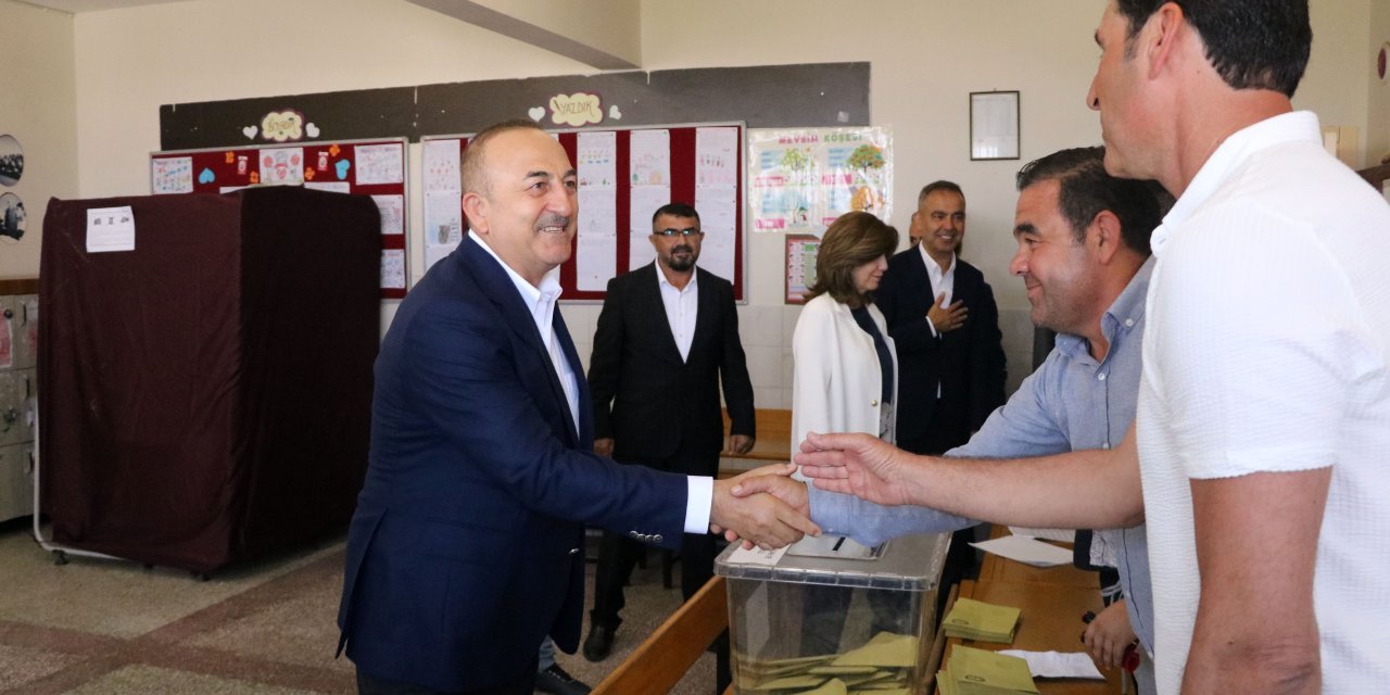 Bakan Çavuşoğlu: Zarfa zor sığdı, katla katla bitmedi