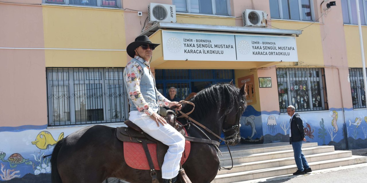 Atını ağaca bağladı, oy kullandı: Kovboy kıyafeti ve atıyla oy kullanmaya geldi