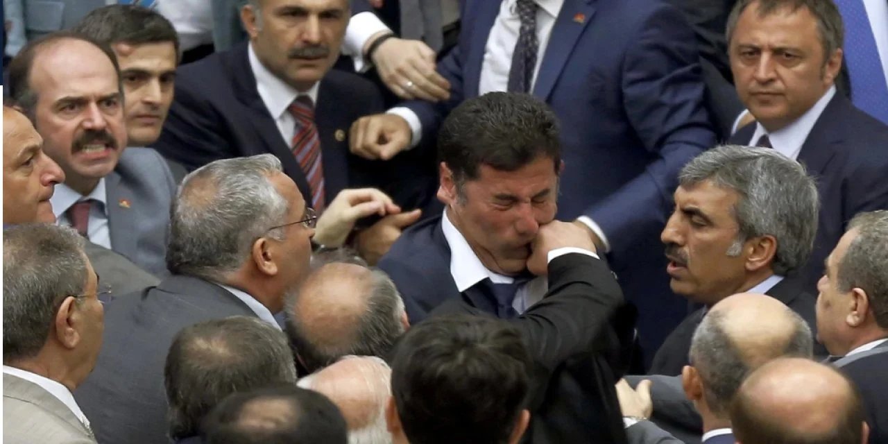 Eski MHP'li Cemal Enginyurt, o fotoğrafı hatırlatarak Sinan Oğan'a yüklendi: MHP'nin kapısının içinden giremez