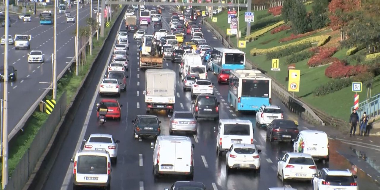 Ataşehir'de D-100'de sokağa çıkma kısıtlamasının ardından trafik yoğunluğu oluştu