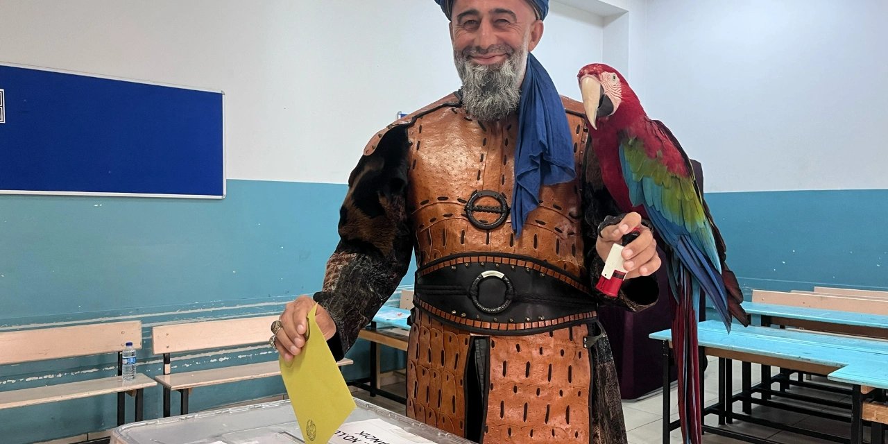 Papağanıyla oy kullanmaya gitti