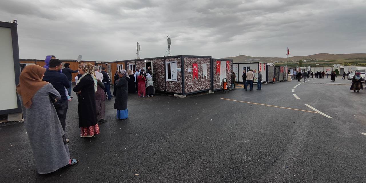Depremzedeler konteynerde sandık başında