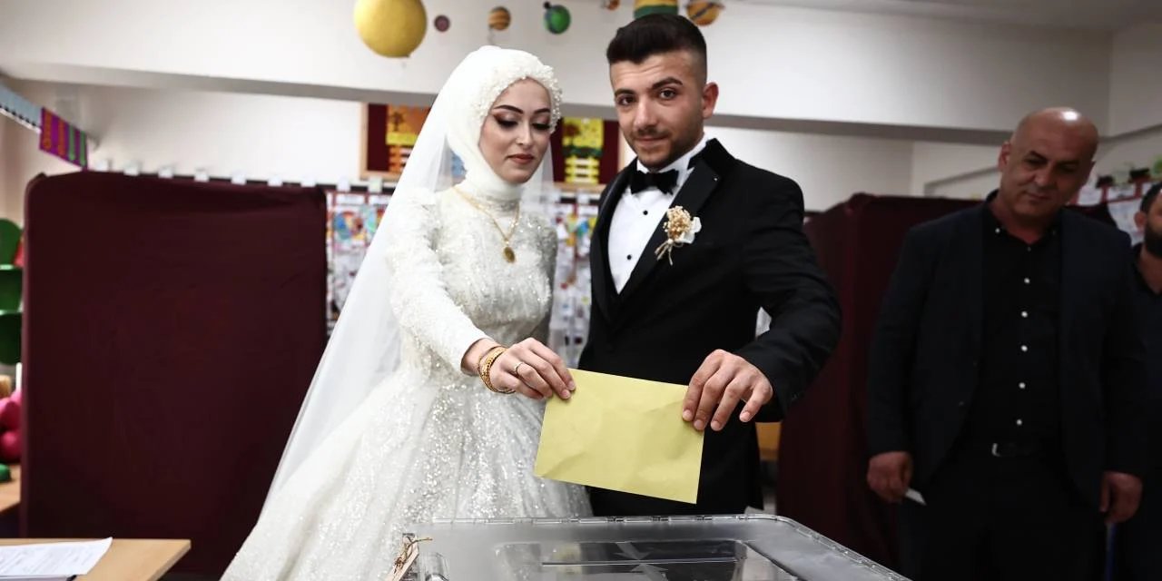 Düğün seçime denk gelince gelinlik ve damatla oy kullanmaya geldiler