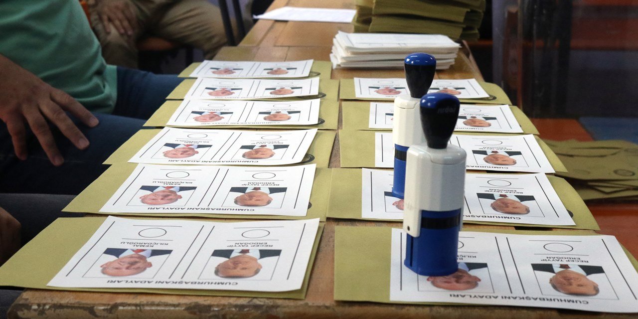 AKP başvurdu, CHP'li sandık görevlilerinin Atatürk ve bayrak rozetleri yasaklandı