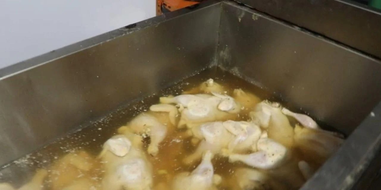 Akılalmaz Olay! Bozuk Etleri Çamaşır Suyuna Batırıp Yedirmişler!