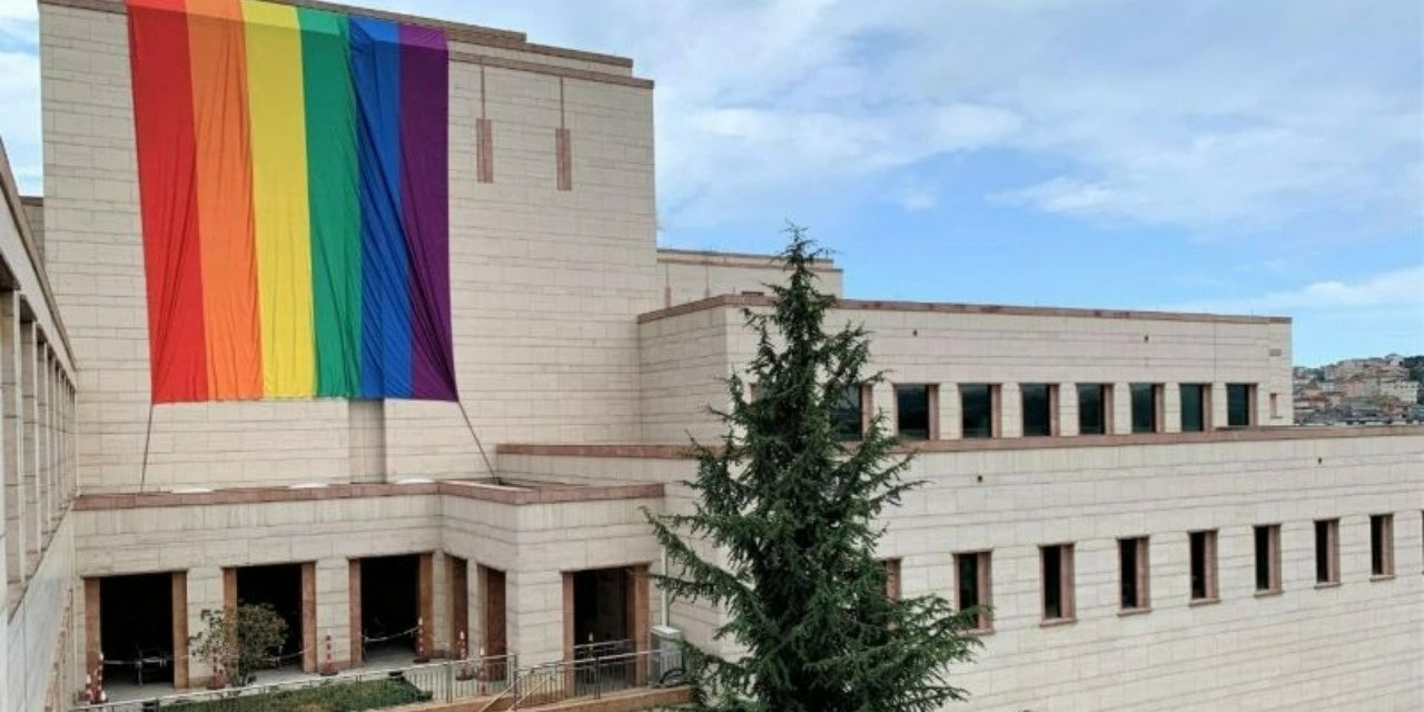 Yeniden Refah Partisi, ABD Büyükelçiliği'ne asılan LGBT bayrağını hedef aldı: Nota verilmesini istediler
