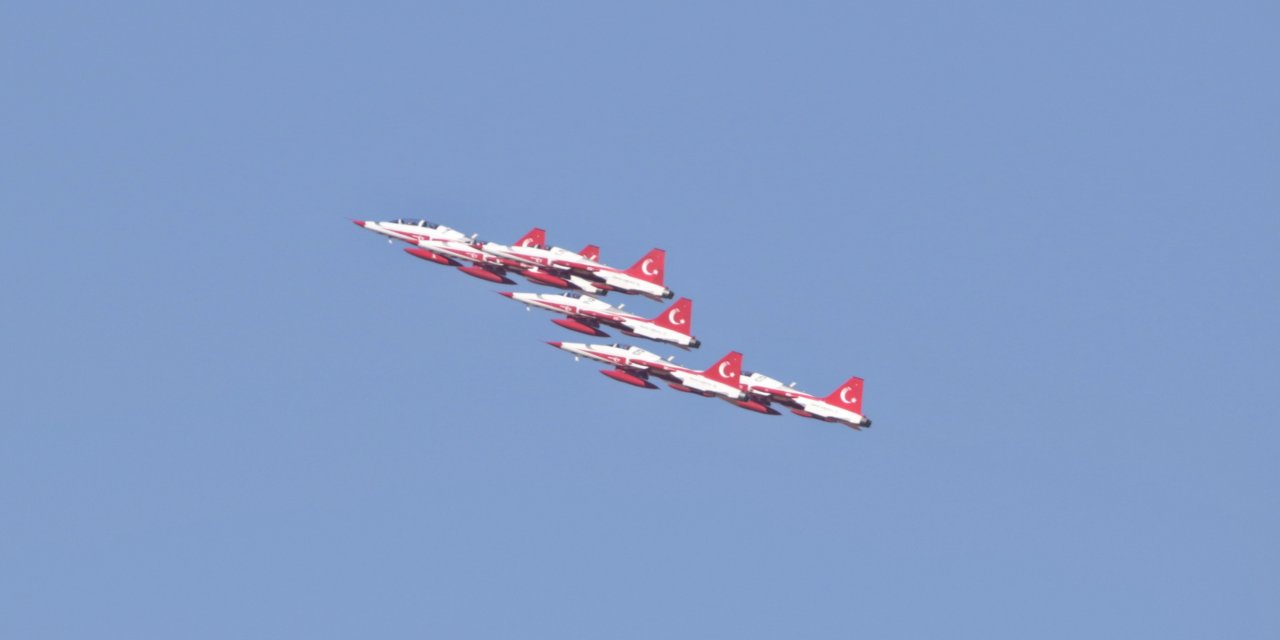 'Türk Yıldızları'ndan Mardin semalarında ay yıldızlı gösteri