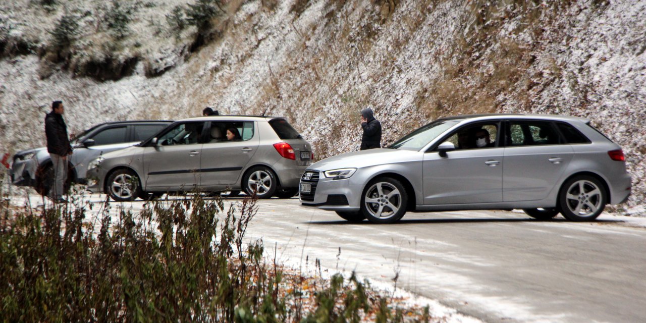 Yedigöller yolu kar ve buzlanma nedeniyle trafiğe kapatıldı, yüzlerce tatilci geri döndü