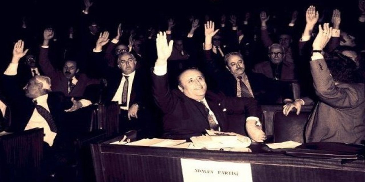 Kemal Kılıçdaroğlu: Gönüllerde taht kurmuş değerli siyaset ve devlet insanı Demirel'i saygıyla anıyorum