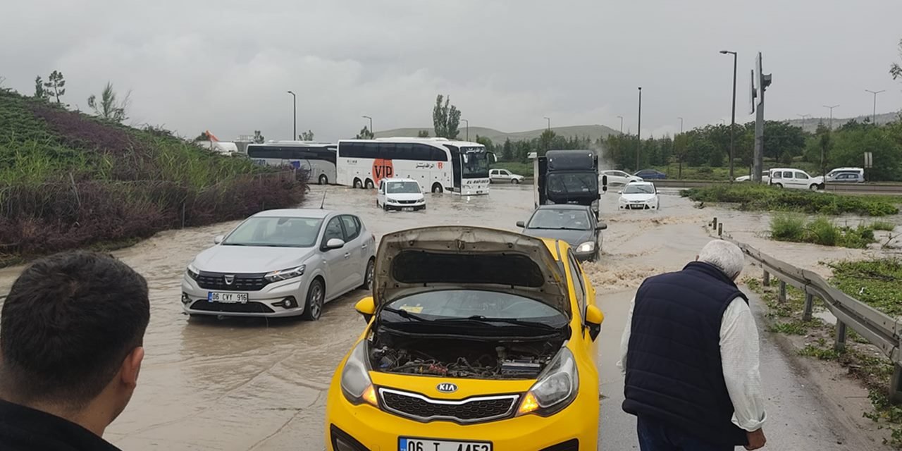 Ankara'da sağanak nedeniyle bazı yollar göle döndü