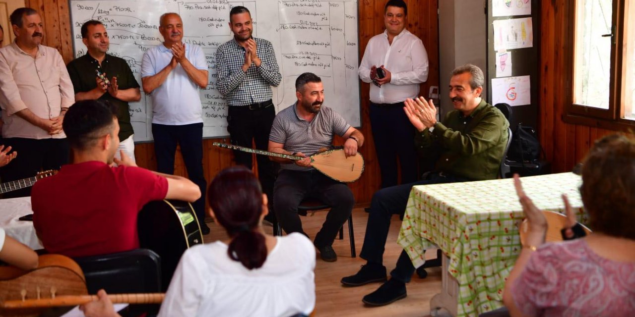 Başkan Soner Çetin kursiyerlerle türkü söyledi