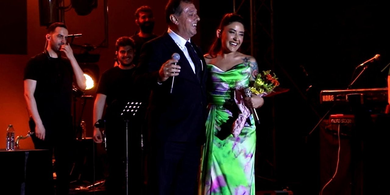 Melek Mosso, Hıdırellez Şenlikleri'nde | Belediye Başkanı: Sarılalım mı? Melek Mosso: Sıkıntı olmasın....