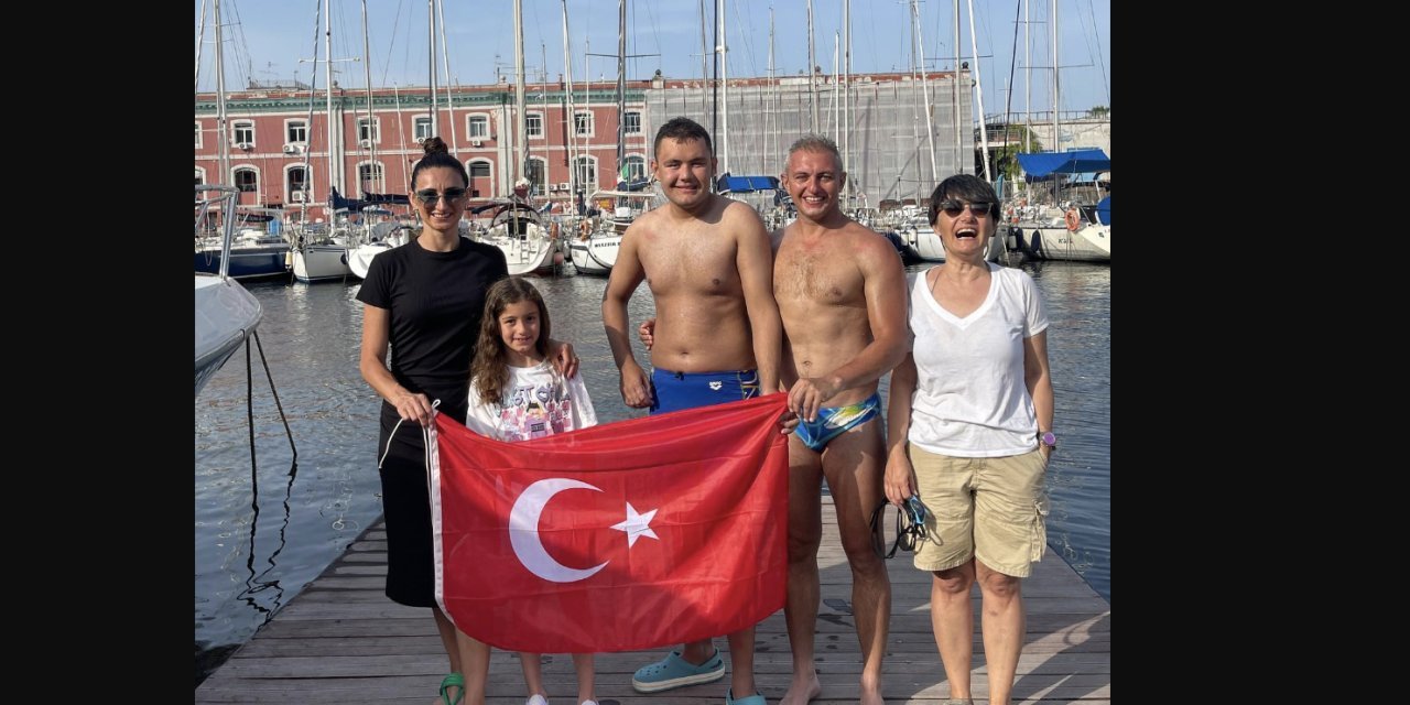 Otizmli Tuna Tunca, İtalya'nın Capri Adası'ndan Napoli kentine kadar olan 36 kilometrelik mesafeyi yüzerek tarihe geçti