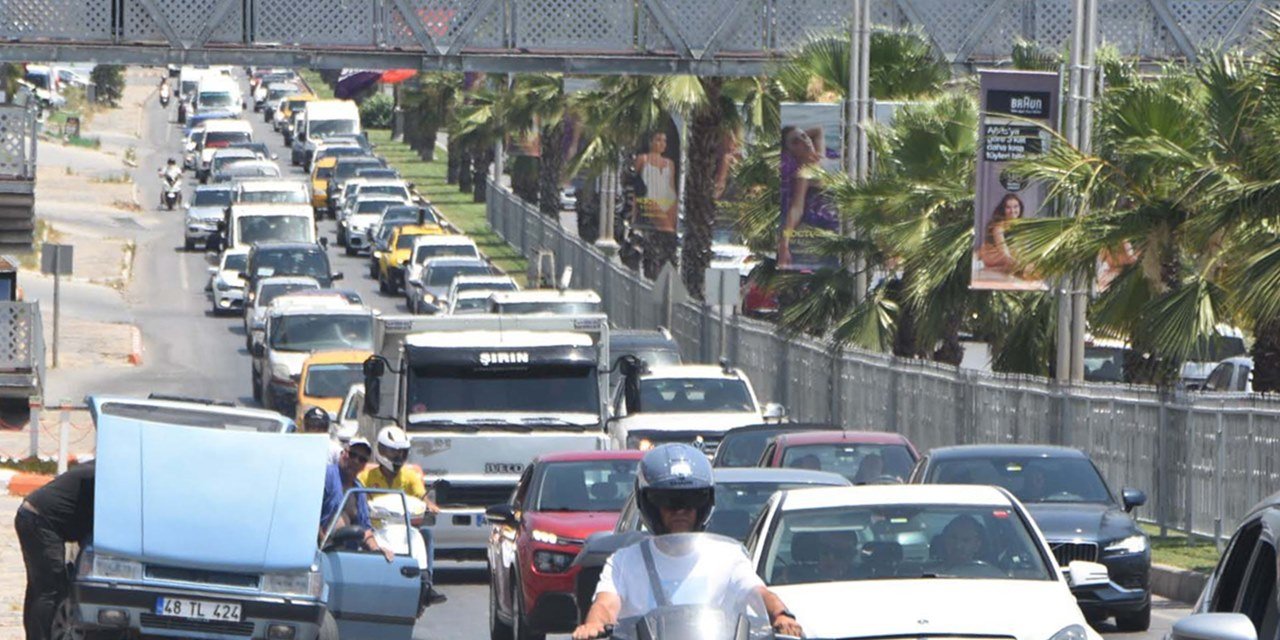 Bodrum'a tatilci akını: Havada karada yoğunluk!