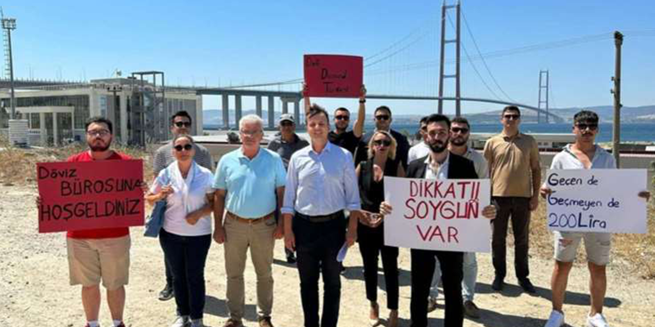 CHP Gençlik Kolları’ndan köprülerde eylem: ‘Döviz bürosuna hoş geldiniz’