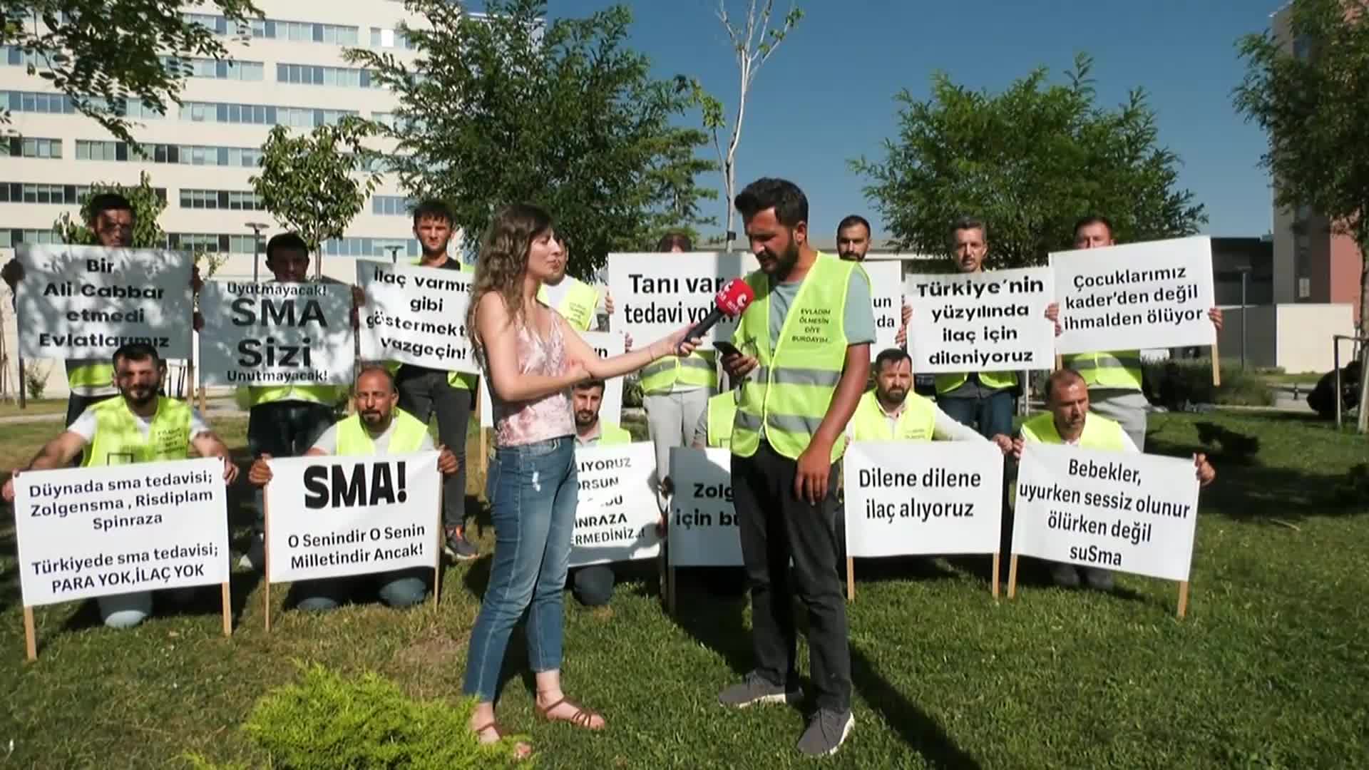SMA'LI ÇOCUKLARIN AİLELERİNDEN SAĞLIK BAKANLIĞI ÖNÜNDE PROTESTO: "DİLENE DİLENE İLAÇİSTİYORUZ"
