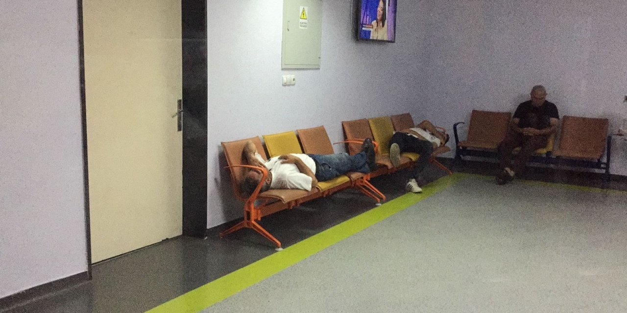 Hastanenin bilgisayar sistemi çöktü, acil hastalar kapıdan döndü, bazı hastalar koltuklarda uyuyarak bekledi