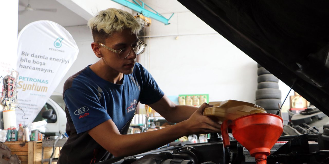 Dünya şampiyonu, ailesine yük olmamak için çıraklık yapıyor