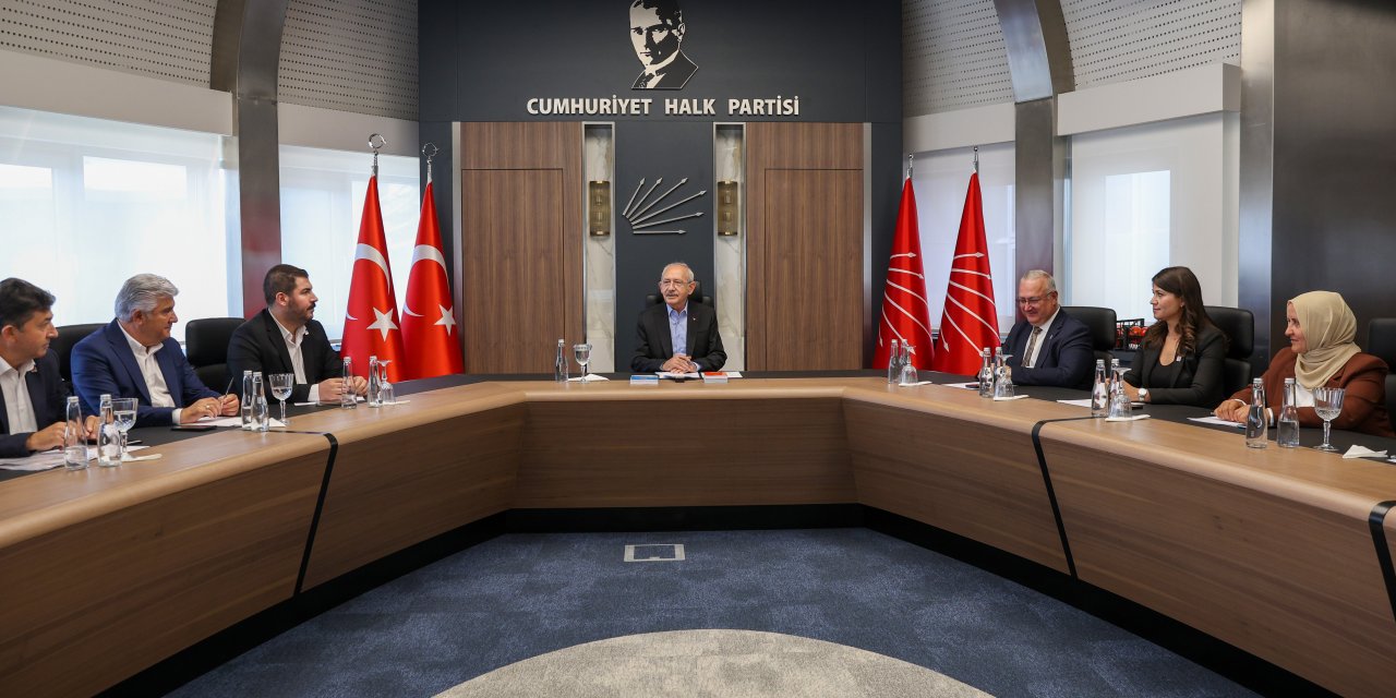 CHP Genel Başkanı Kemal Kılıçdaroğlu, Ankara İl Başkanı Ali Hikmet Akıllı ve İlçe Başkanlarını kabul etti