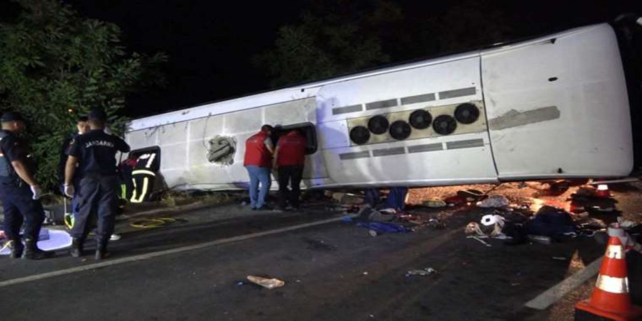 Denizli'de katliam gibi kaza! Bariyerleri yıkıp karşı şeride geçen TIR otobüse çarptı: 6 ölü, 43 yaralı