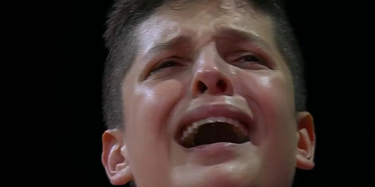 Milli Marşımızı Söylerken Gözyaşlarına Boğuldu