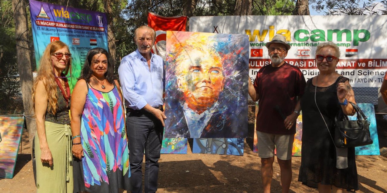 BAŞKAN ATABAY, SANATÇILARA SERTİFİKALARINI TAKDİM ETTİ.