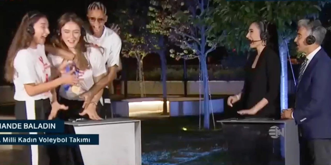 Melissa Vargas Ebrar'la Canlı Yayını Bastı...